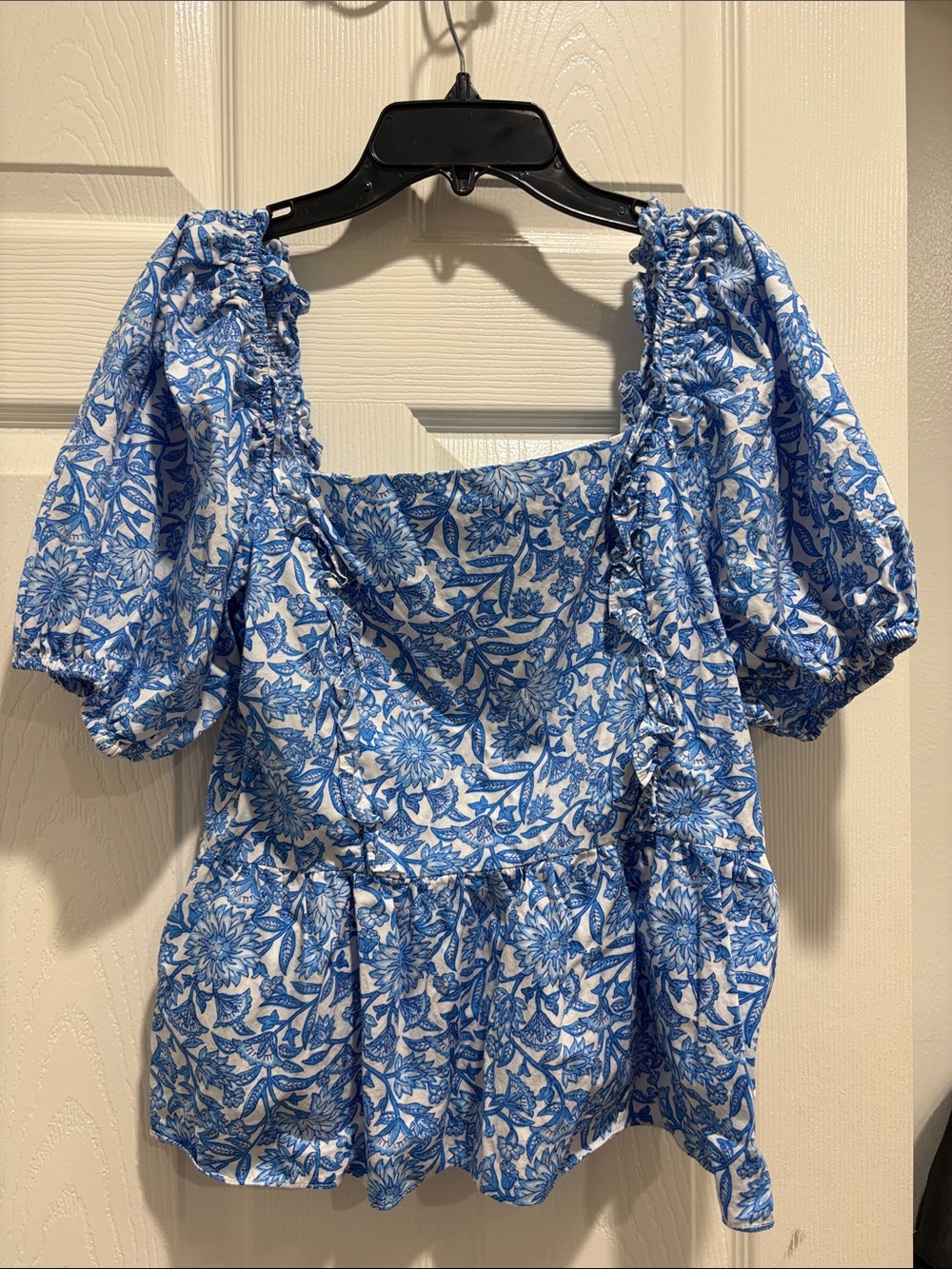 CeCe Blue and White Floral Puff Sleeve Blouse